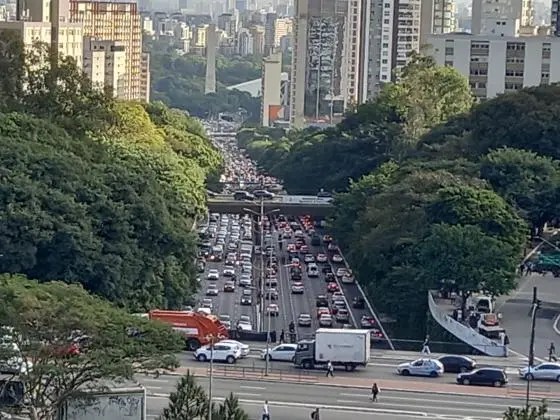 Conjunto Comercial Metrô Paraíso em frente à Estação bairro Paraíso / Vila Mariana