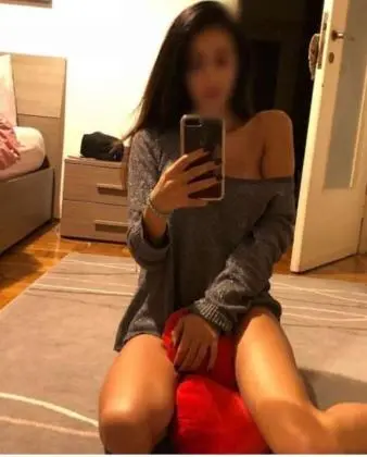 namoradinha iniciante que adora beijar de língua.