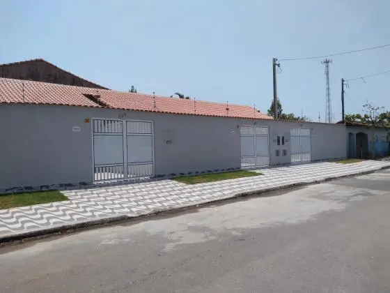 Vende-se linda casa com 3 dormitórios próximo á praia. VENHA CONFERIR