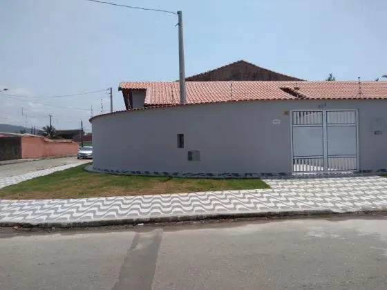 Vende-se linda casa com 3 dormitórios próximo á praia. VENHA CONFERIR