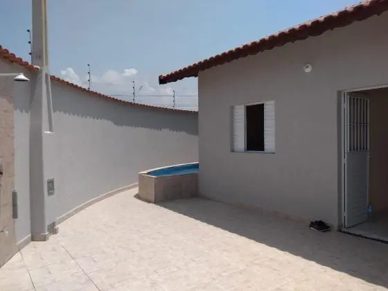 Vende-se linda casa com 3 dormitórios próximo á praia. VENHA CONFERIR