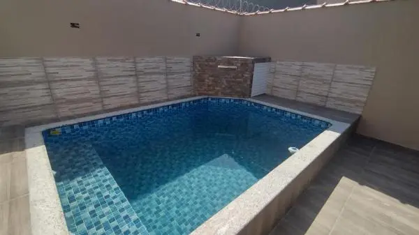 Linda casa com 3 dormitórios próximo á praia. VENHA CONFERIR!!!