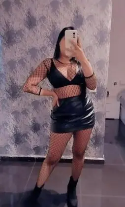 linda ninfeta, bem magrinha e muito gostosa.