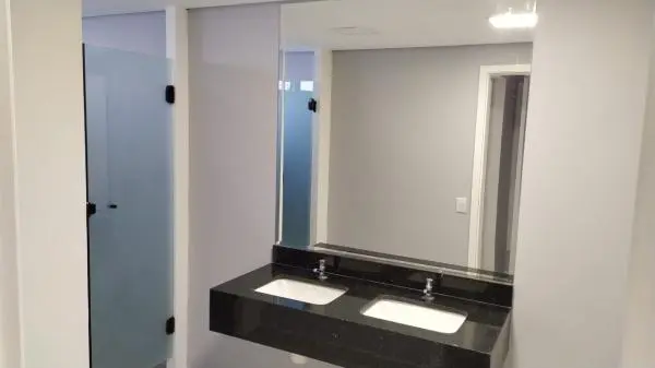 Prédio Comercial com 07 andares - Centro de São Paulo.