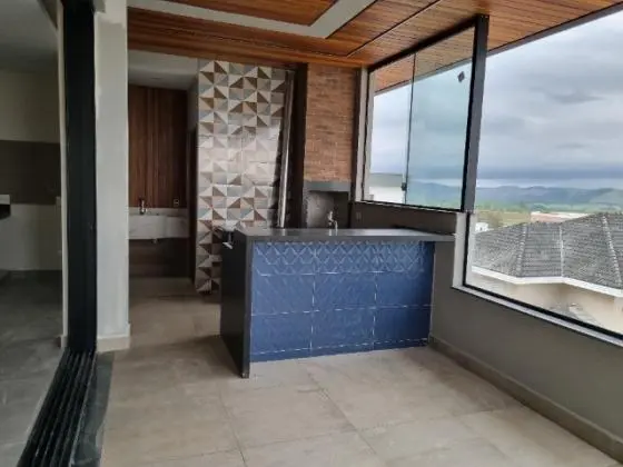 Linda Casa no Condominio Jaguary