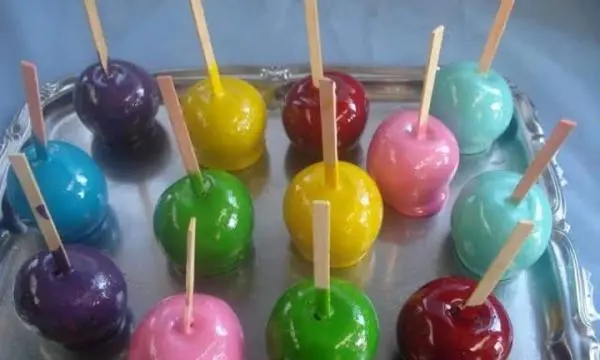 Maçã do Amor coloridas caramelizadas em Salvador