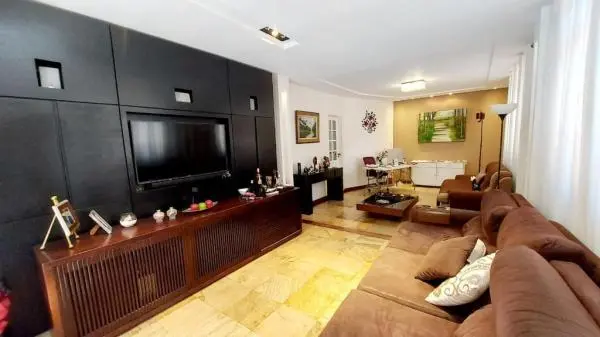 Oportunidade Única! Espetacular Casa com 5 Vagas de Garagem e Amplo Espaço