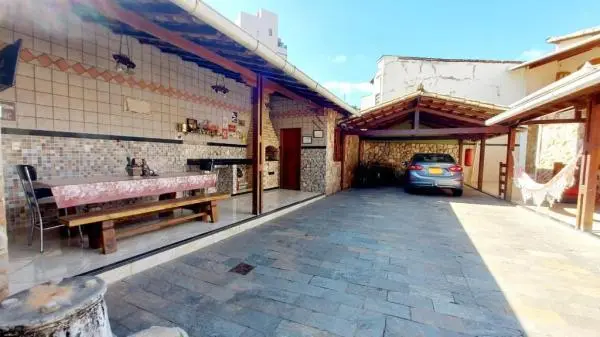 Oportunidade Única! Espetacular Casa com 5 Vagas de Garagem e Amplo Espaço