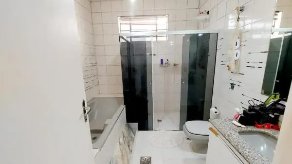 Oportunidade Única! Espetacular Casa com 5 Vagas de Garagem e Amplo Espaço