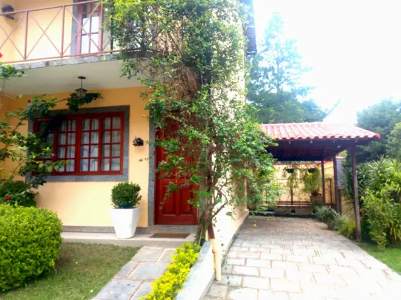 Alugo linda casa de 3 quartos em condomínio fechado