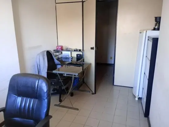 Sala comercial bem localizada em Itapuã
