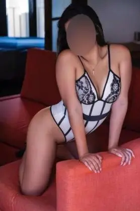 sou uma linda ninfeta deliciosa de 20 anos.