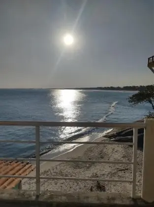 Amplo Apartamento frente para o mar e vista da restinga da marambaia. Barra de Guaratiba, RJ