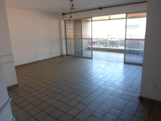 amplo apto em Ponta verde 4 quartos 3 suites 2 vgs  meia quadra da praia