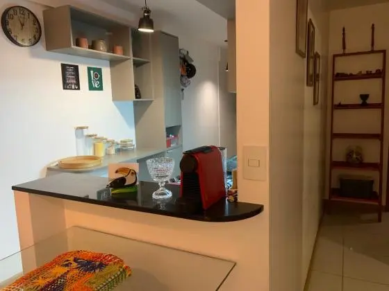 vendo apto pé na areia  andar alto mobiliado com  2 qtos suite 01 vg