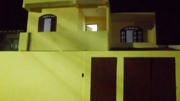 Casa com 3 suítes, 2 quartos, 4 banheiros, 2 vagas na garagem.