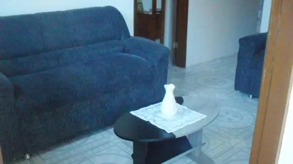 Casa com 3 suítes, 2 quartos, 4 banheiros, 2 vagas na garagem.
