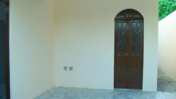 Casa com 3 suítes, 2 quartos, 4 banheiros, 2 vagas na garagem.