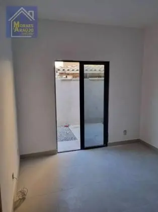 Casa com 3 quartos construida em meio terreno