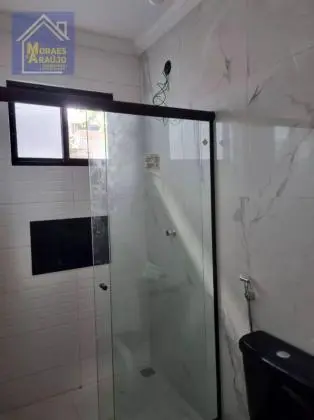 Casa com 3 quartos construida em meio terreno