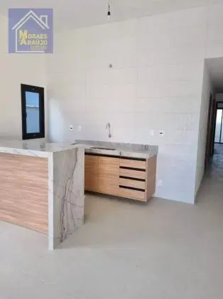 Casa com 3 quartos construida em meio terreno
