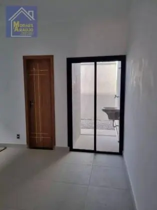 Casa com 3 quartos construida em meio terreno