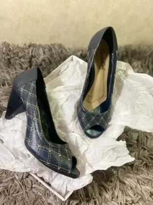 Peep Toe Couro Coradini Matelasse com Tachas nº 36