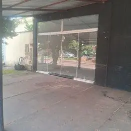 Casa com sala comercial