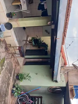 Casa com sala comercial