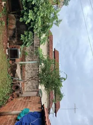 Casa com sala comercial