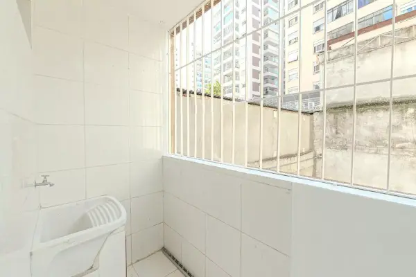 Apartamento Amplo com um dormitório, com  elevador, sem garagem, na Rua Frei Caneca na Consolação.