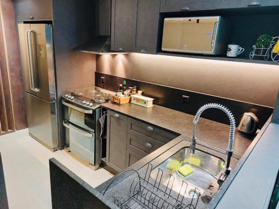 Apartamento à venda em Jurerê, novo, 3 suítes, 3 vagas, sol da manhã!