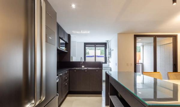 Apartamento à venda em Jurerê, novo, 3 suítes, 3 vagas, sol da manhã!