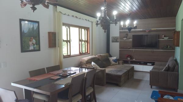 Belíssima Casa no Interior em um Condomínio completo