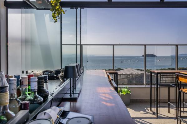 Duas lojas mais dois apartamentos à venda em Jurerê! R$ 2.500.000