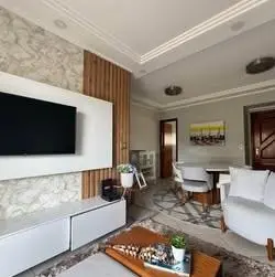 Apartamento de 100m2 03 dormitórios 03 banheiros 02 vagas cobertas bairro Mogilar