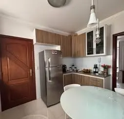Apartamento de 100m2 03 dormitórios 03 banheiros 02 vagas cobertas bairro Mogilar