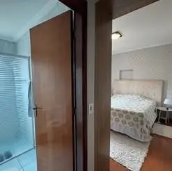 Apartamento de 100m2 03 dormitórios 03 banheiros 02 vagas cobertas bairro Mogilar
