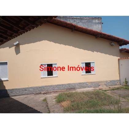 Casa com 03 quartos, de esquina
