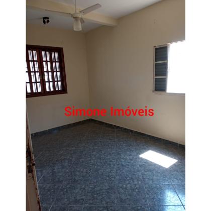 Casa com 03 quartos, de esquina