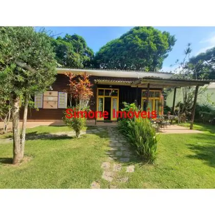 Casa com 05 quartos, em terreno com 2.985, excelente localização