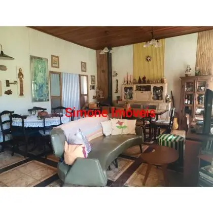 Casa com 05 quartos, em terreno com 2.985, excelente localização