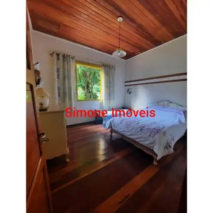 Casa com 05 quartos, em terreno com 2.985, excelente localização