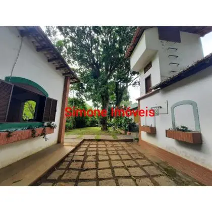 Casa com 05 quartos, em terreno com 2.985, excelente localização