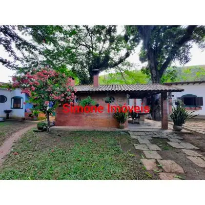 Casa com 05 quartos, em terreno com 2.985, excelente localização