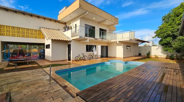 ✨ Imagine morar em uma casa espaçosa no Condomínio Estancia Quintas da Alvorada, no coração do Jardim Botânico, Brasília. ✨