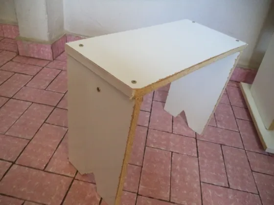 VENDE-SE 01 BANQUINHO SEMINOVO- R$ 40,00