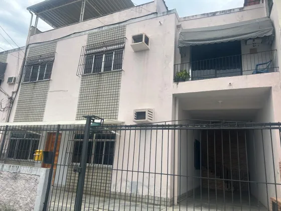 Vendo lindo apartamento com terraço, próximo ao metrô de Inhaúma e saída 04 da linha amarela! Apenas R$155.000,00, podendo financiar! Reformado .