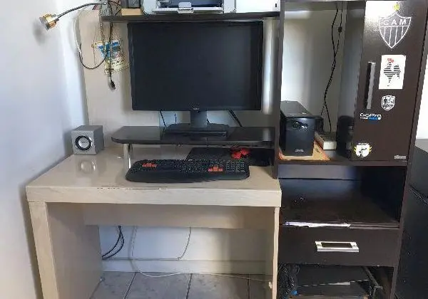 Rack usado para Computadores marroem e bege