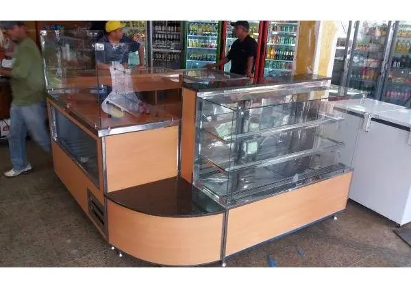 Vitrine de tortas e frios